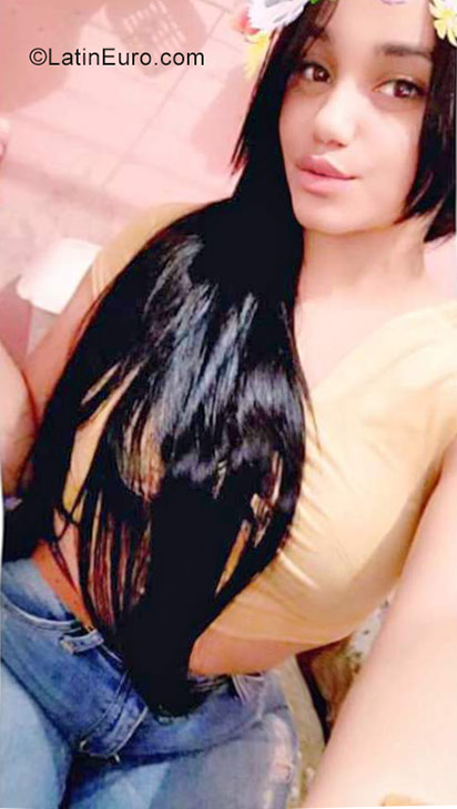 Date this gorgeous Dominican Republic girl Madelin from Santo Domingo DO31860