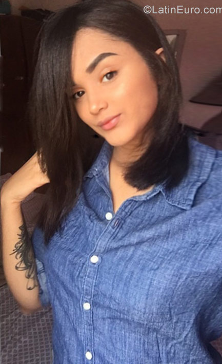 Date this delightful Dominican Republic girl Nicole from Santo Domingo DO31887