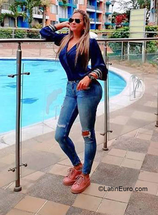 Date this nice looking Colombia girl Camilita from Bogota CO23591