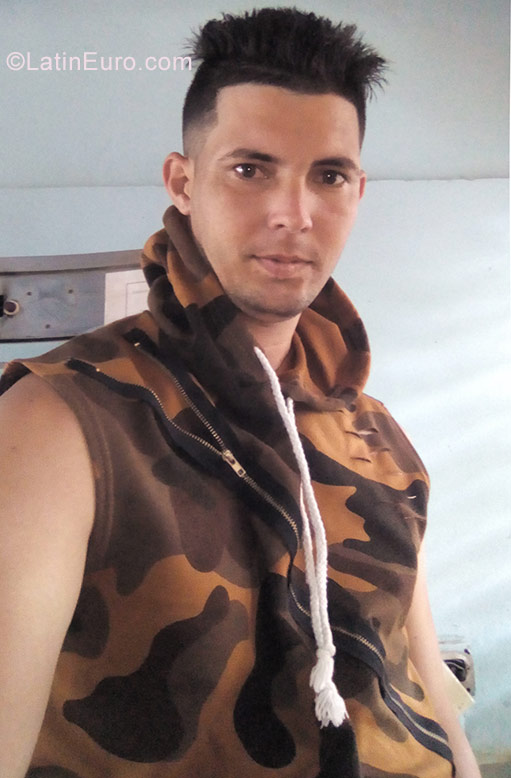 Date this stunning Cuba man Cmolivera from Holguin CU273