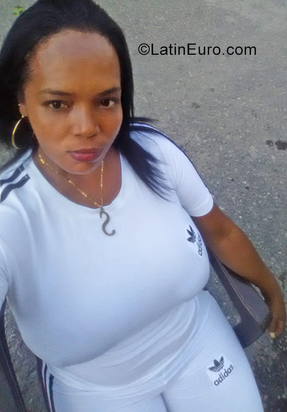 Date this happy Dominican Republic girl Mari from Santo Domingo DO32035