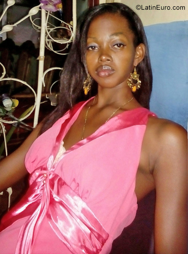 Date this passionate Cuba girl Yuleisi from Guantanamo CU277