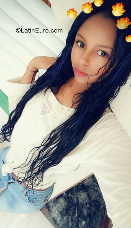 Date this hot Dominican Republic girl Weniffer from Santiago DO32123