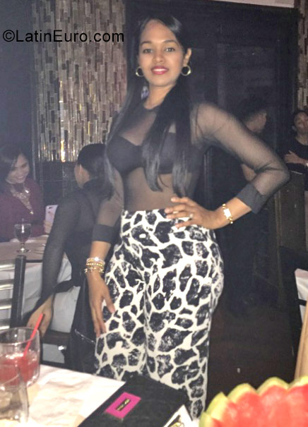 Date this nice looking Dominican Republic girl Flor from Santo Domingo DO32348