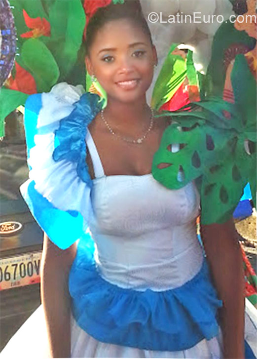 Date this attractive Venezuela girl Michelle from caracas VE1590