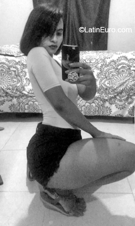 Date this voluptuous Dominican Republic girl Reyna from Santiago DO32496