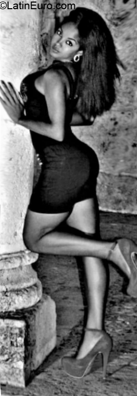 Date this foxy Dominican Republic girl Magnolia from Santo Domingo DO32507