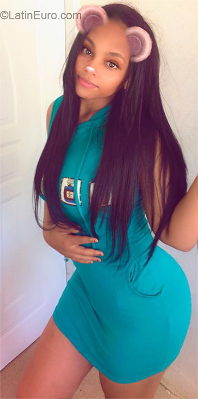 Date this stunning Dominican Republic girl Karla from Santo Domingo DO32533