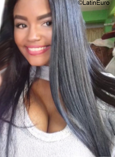 Date this nice looking Venezuela girl Genesis from Caracas VE1656