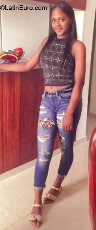 Date this nice looking Dominican Republic girl Elisabeth from Santo Domingo DO32637