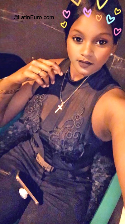 Date this happy Dominican Republic girl Charina from Santo Domingo DO32724