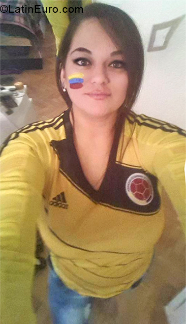 Date this nice looking Argentina girl Milrella from Buenos Aires AR143