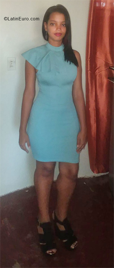 Date this exotic Dominican Republic girl Derelis from Santo Domingo DO32852