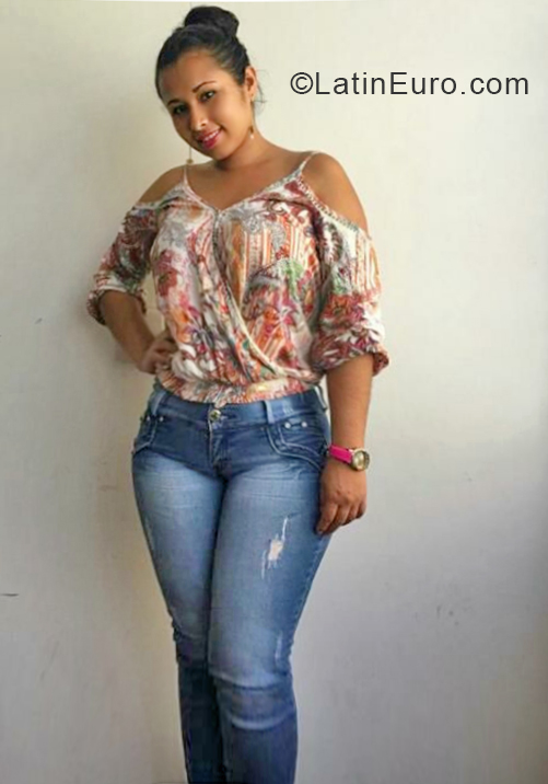 Date this attractive Colombia girl Angelica from Bogota CO24134