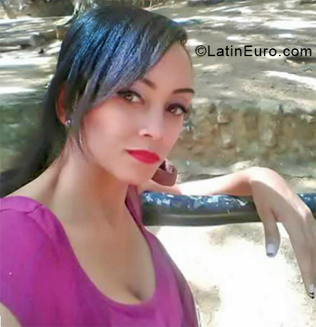 Date this sensual Colombia girl Amanda from Cali CO24138