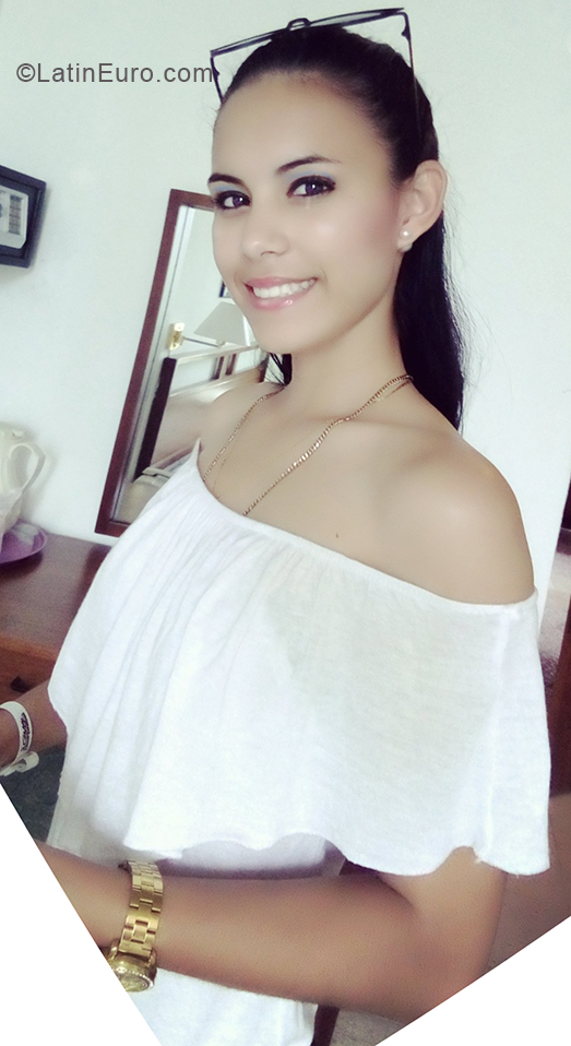 Date this georgeous Cuba girl Arachely from Holguin CU362