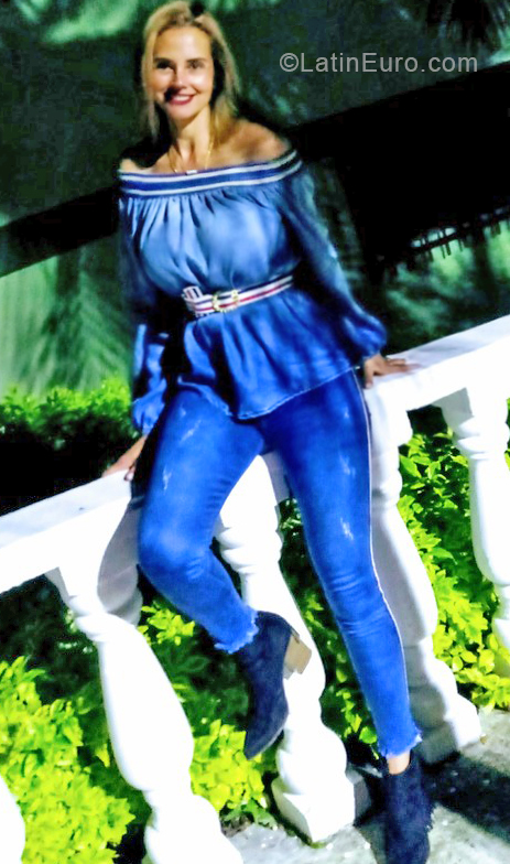 Date this beautiful Colombia girl Luna from Bogota CO24198