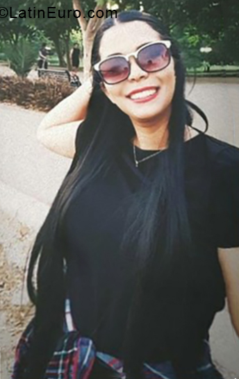 Date this voluptuous Ecuador girl Adri from Quito EC274