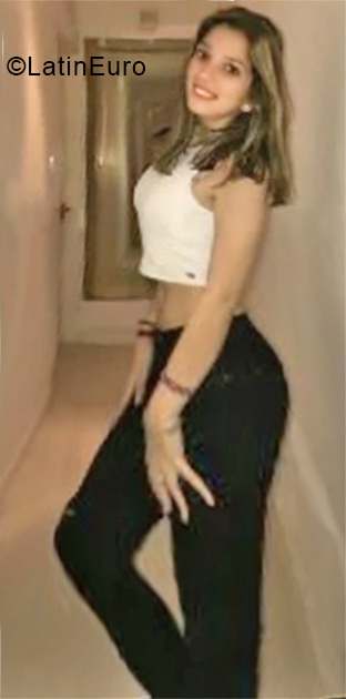 Date this attractive Argentina girl April from Buenos Aires AR156