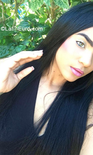Date this happy Dominican Republic girl Naomy from Santo Domingo DO33104