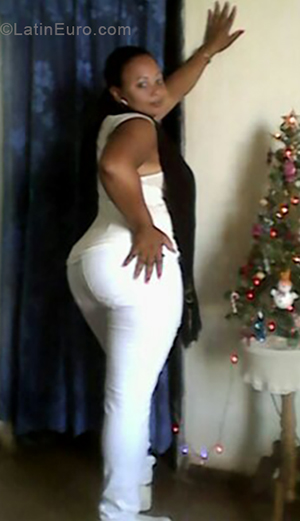 Date this attractive Cuba girl Doridy from Havana CU372