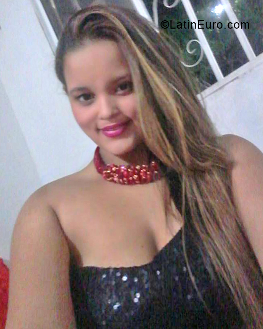 Date this foxy Colombia girl Carolina from Barranquilla CO24320