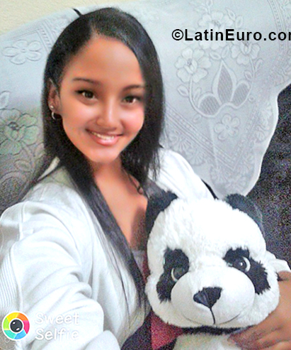 Date this beautiful Cuba girl Maciel from Havana CU378