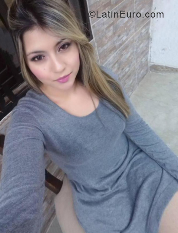 Date this voluptuous Colombia girl Diana from Medellin CO24395