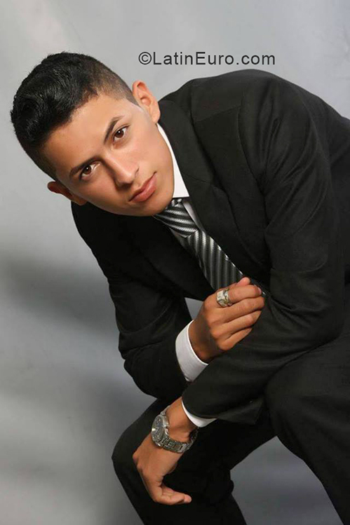 Date this fun Dominican Republic man Derby from Santo Domingo DO33361