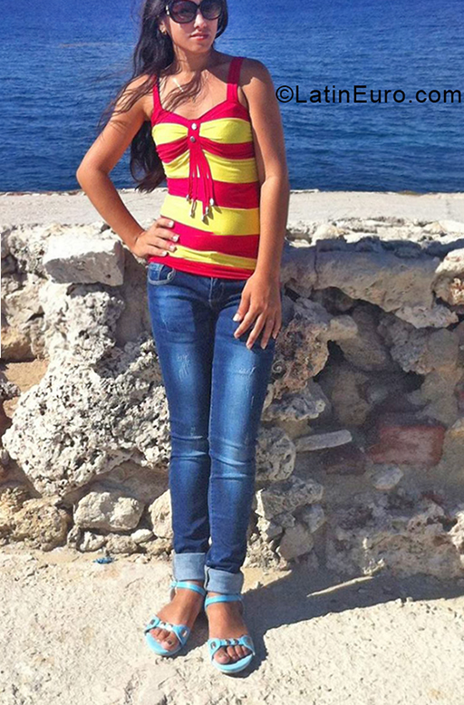 Date this hot Cuba girl Heidy from Havana CU671