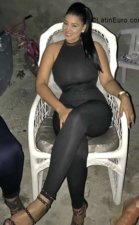 Date this nice looking Dominican Republic girl Michelle from La Vega DO33431