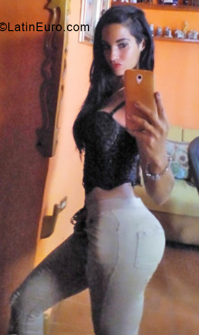 Date this gorgeous Cuba girl Adianne from Havana CU434