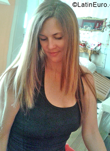 Date this attractive Argentina girl Flor from Rosario AR170