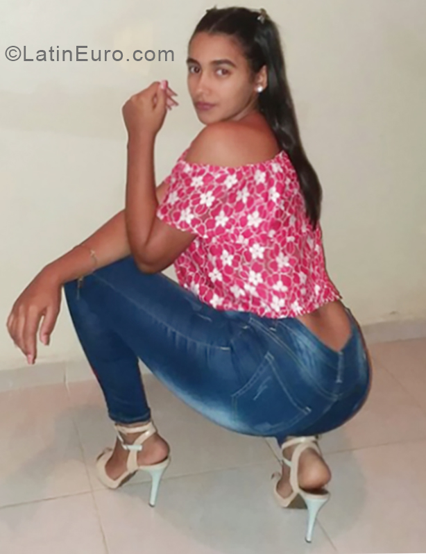 Date this beautiful Dominican Republic girl Ricermi from Santo Domingo DO33561