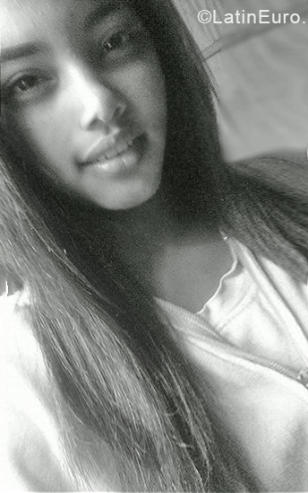 Date this sultry Venezuela girl Darlyn from Valencia VE2034