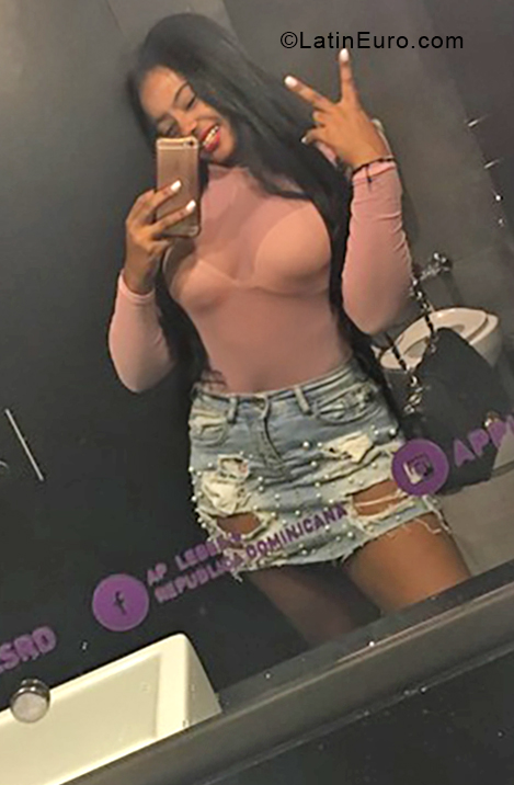 Date this fun Dominican Republic girl Mia from Santo Domingo DO33580