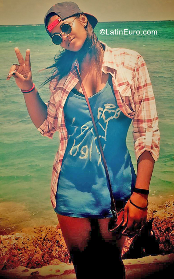 Date this foxy Cuba girl Jessica from Santiago de cuba CU444