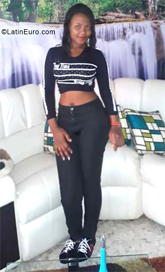 Date this georgeous Colombia girl Yeni Ximena from Cali CO24683