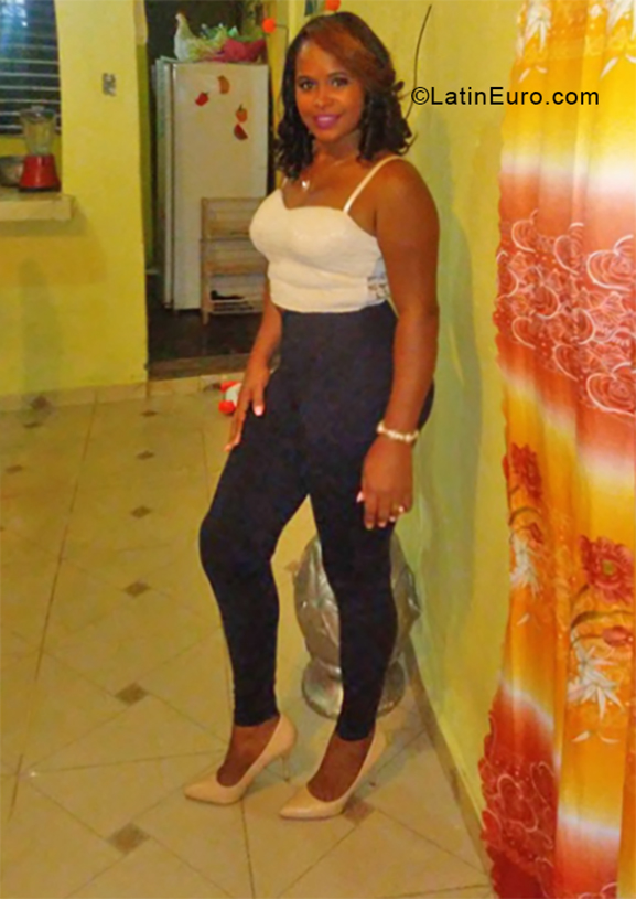 Date this happy Dominican Republic girl Joheli from Santo Domingo DO33675