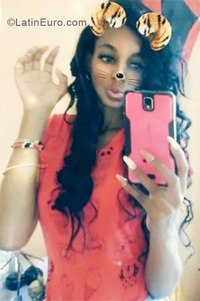 Date this gorgeous Cuba girl Diana from Camaguey CU496