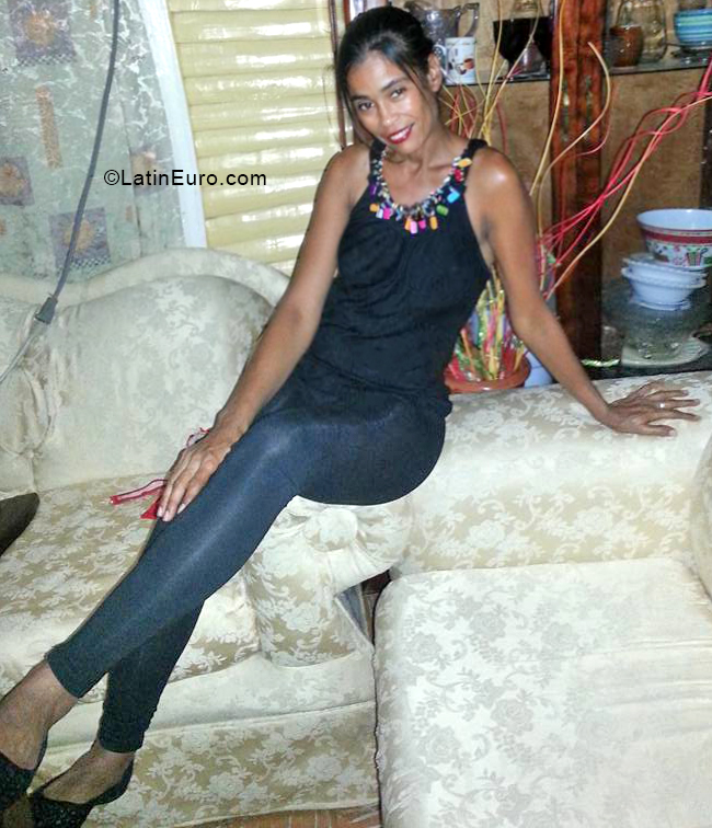Date this sultry Dominican Republic girl Elvalnia from Santo Domingo DO33877