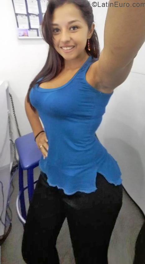 Date this good-looking Venezuela girl Isabella from Caracas VE2135
