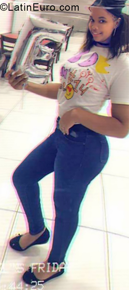 Date this gorgeous Dominican Republic girl Eilin from Santo Domingo DO33997