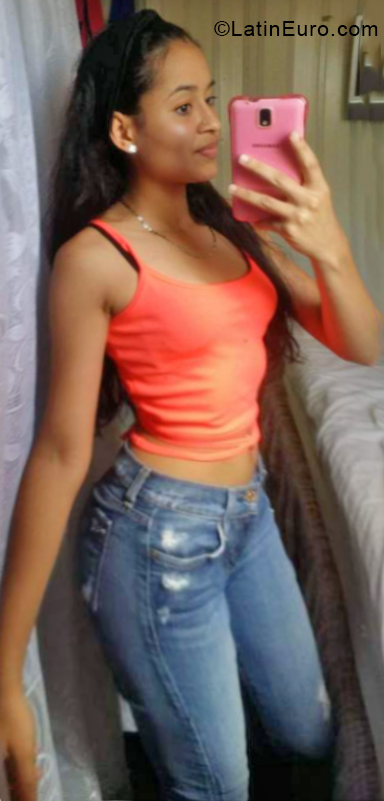 Date this foxy Dominican Republic girl Paola from Santiago DO34008