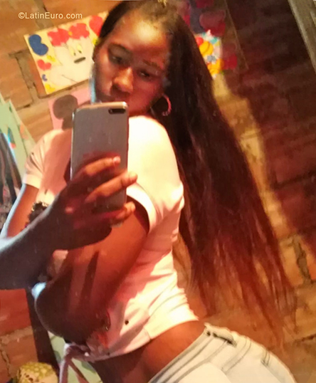 Date this voluptuous Colombia girl Angie from Buenaventura CO24905