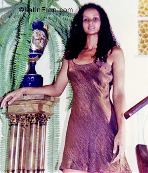 Date this foxy Cuba girl Mary from Havana CU481