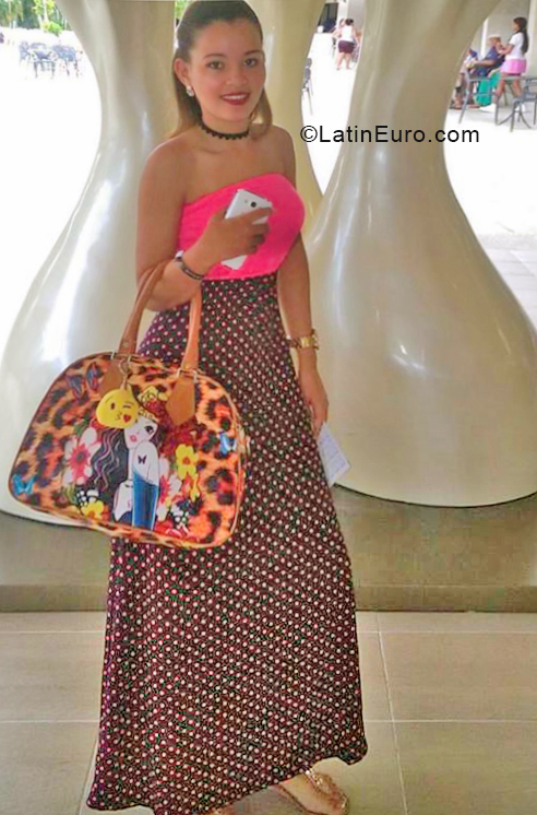 Date this foxy Dominican Republic girl Anneris from Santo Domingo DO34303