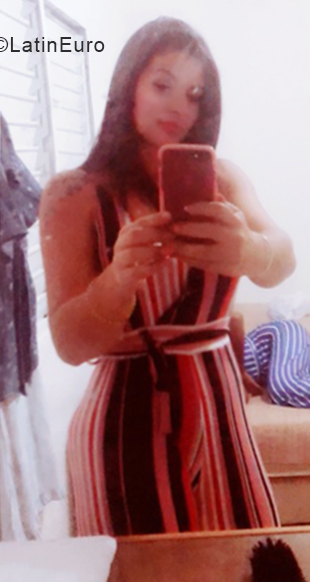 Date this sensual Cuba girl Yeni from Havana CU501