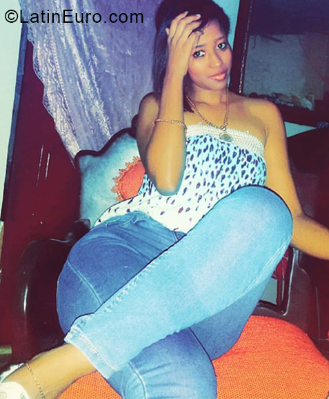 Date this nice looking Dominican Republic girl Relyin from Santiago DO34344