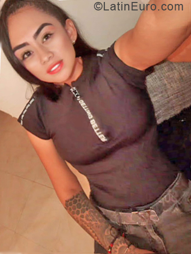 Date this charming Colombia girl Alexa from Cali CO25148